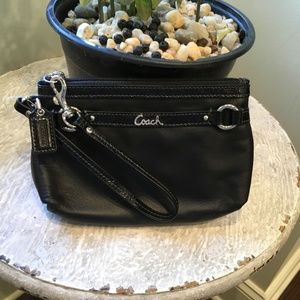 Coach  Gallery Black Leather  Medium Corner Zip Wristlet